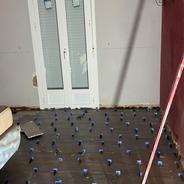 Ventanas y balconeras de aluminio instaladas durante una reforma en Sevilla