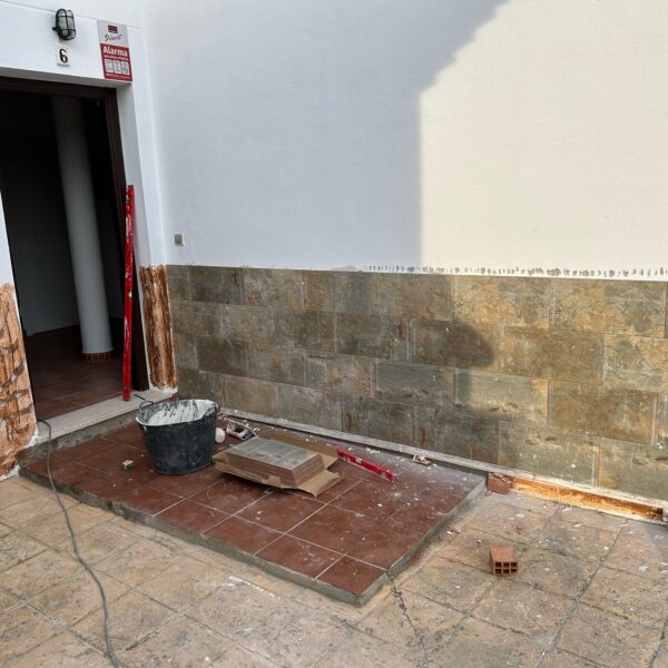 Revestimiento de pared con z贸calo de azulejo en reforma de vivienda en Sevilla. Instalaci贸n de z贸calo de azulejo en pared de sal贸n moderno en Sevilla, por Orosuelo Reformas Integrales