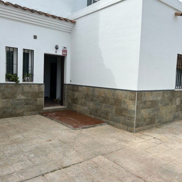 Revestimiento de pared con z贸calo de azulejo en reforma de vivienda en Sevilla. Instalaci贸n de z贸calo de azulejo en pared de sal贸n moderno en Sevilla, por Orosuelo Reformas Integrales